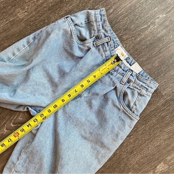 Vintage High rise light wash denim jeans. - Picture 15 of 17